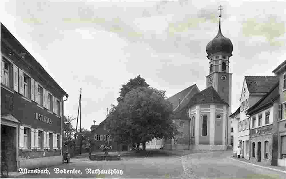 Allensbach. Platz mit Rathaus, Brunnen und Kirche