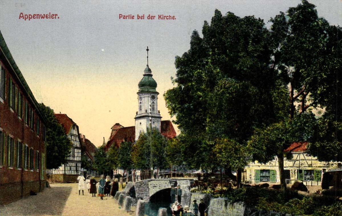Appenweier. Panorama von Kirche und Dorfstraße mit Kinder
