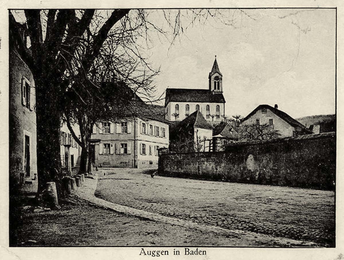Auggen. Panorama von Dorfstraße mit Kirche