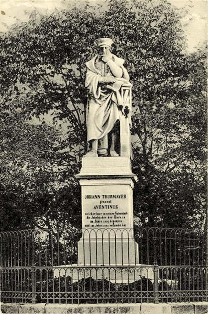 Abensberg. Denkmal von Aventinus