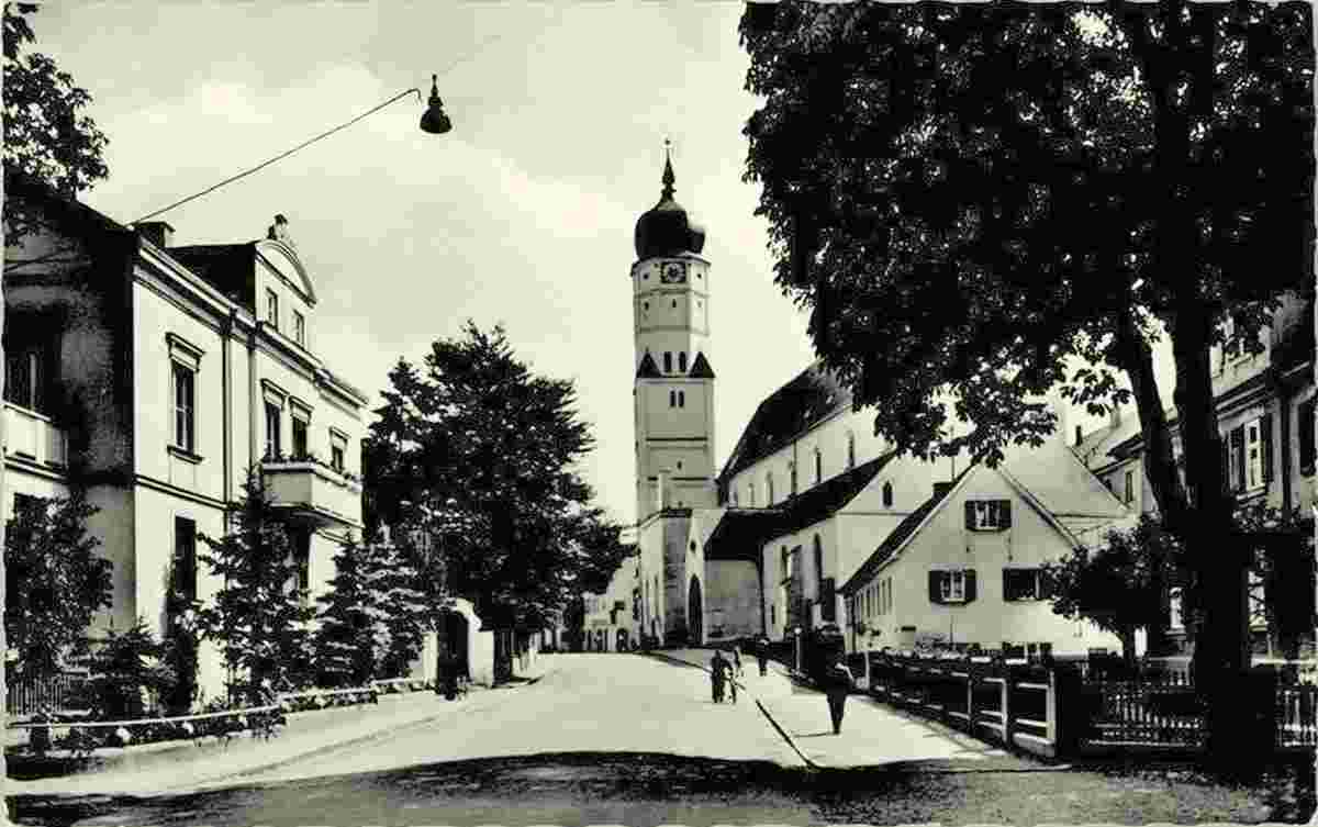 Aichach. Bahnhofstraße mit Kirche
