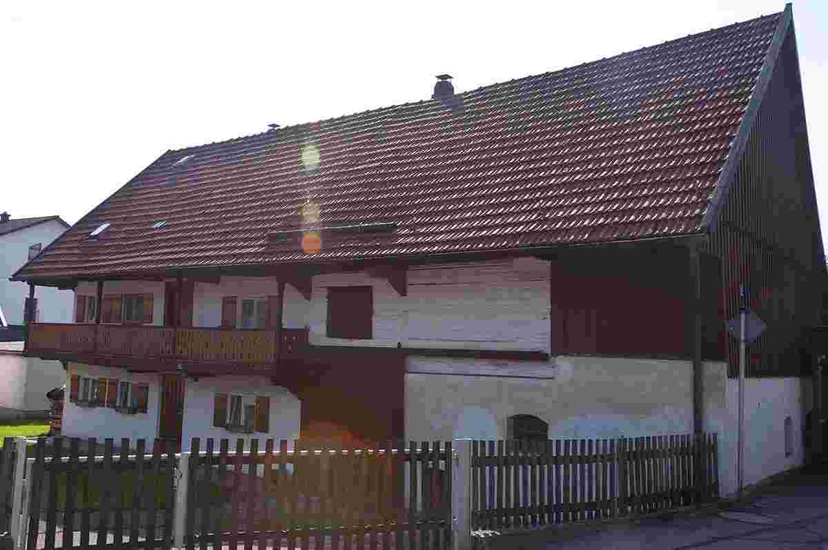 Altdorf (Niederbayern). Denkmal Bauernhaus am Bahnhofstraße 15