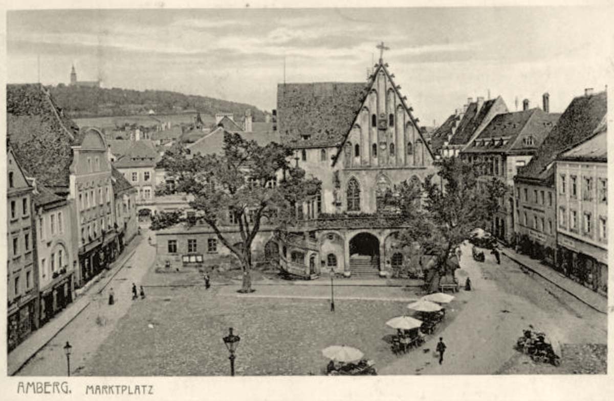 Amberg (Oberpfalz). Marktplatz mit Rathaus