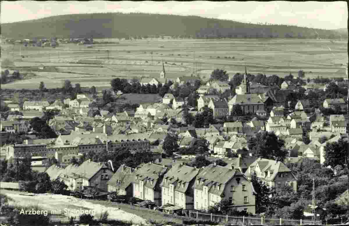 Arzberg. Panorama von Arzberg mit Steinberg, um 1960