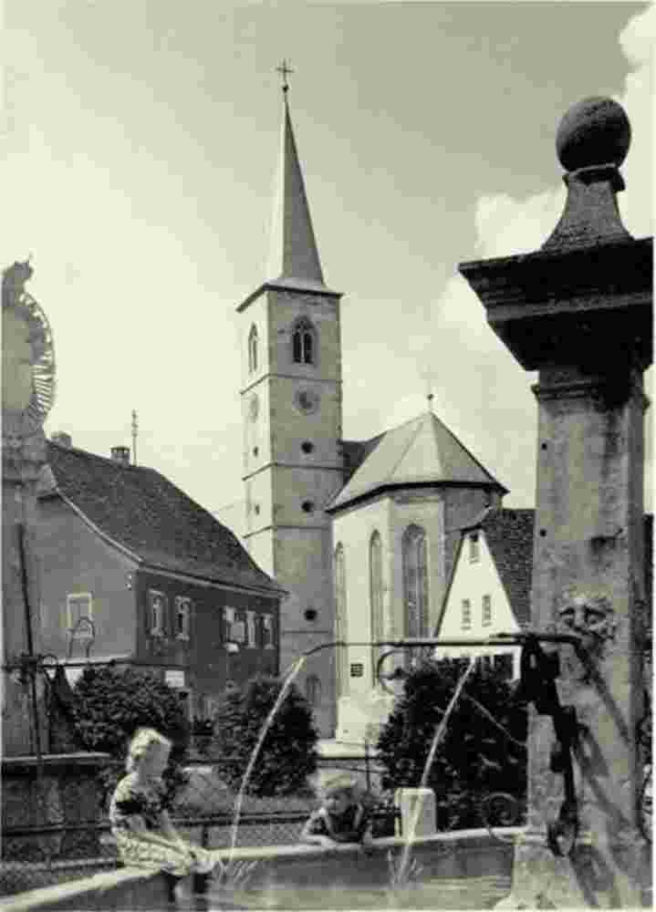 Aub. Kirche und Brunnen