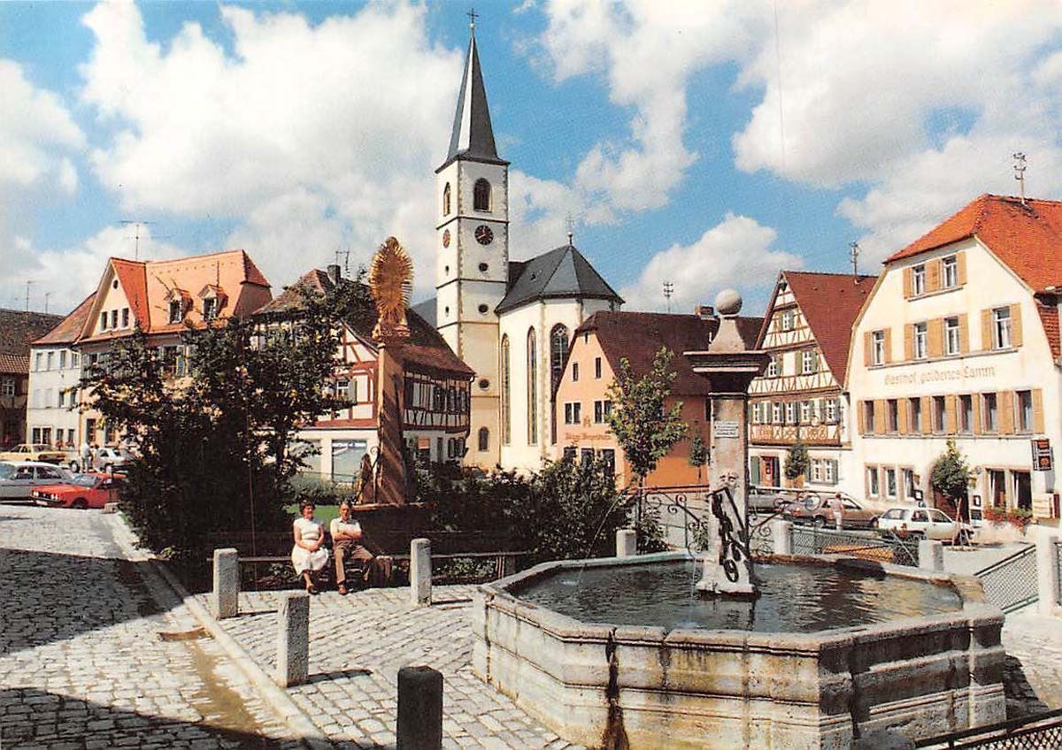 Aub. Kirche, Marktplatz mit Mariensäule und Brunnen