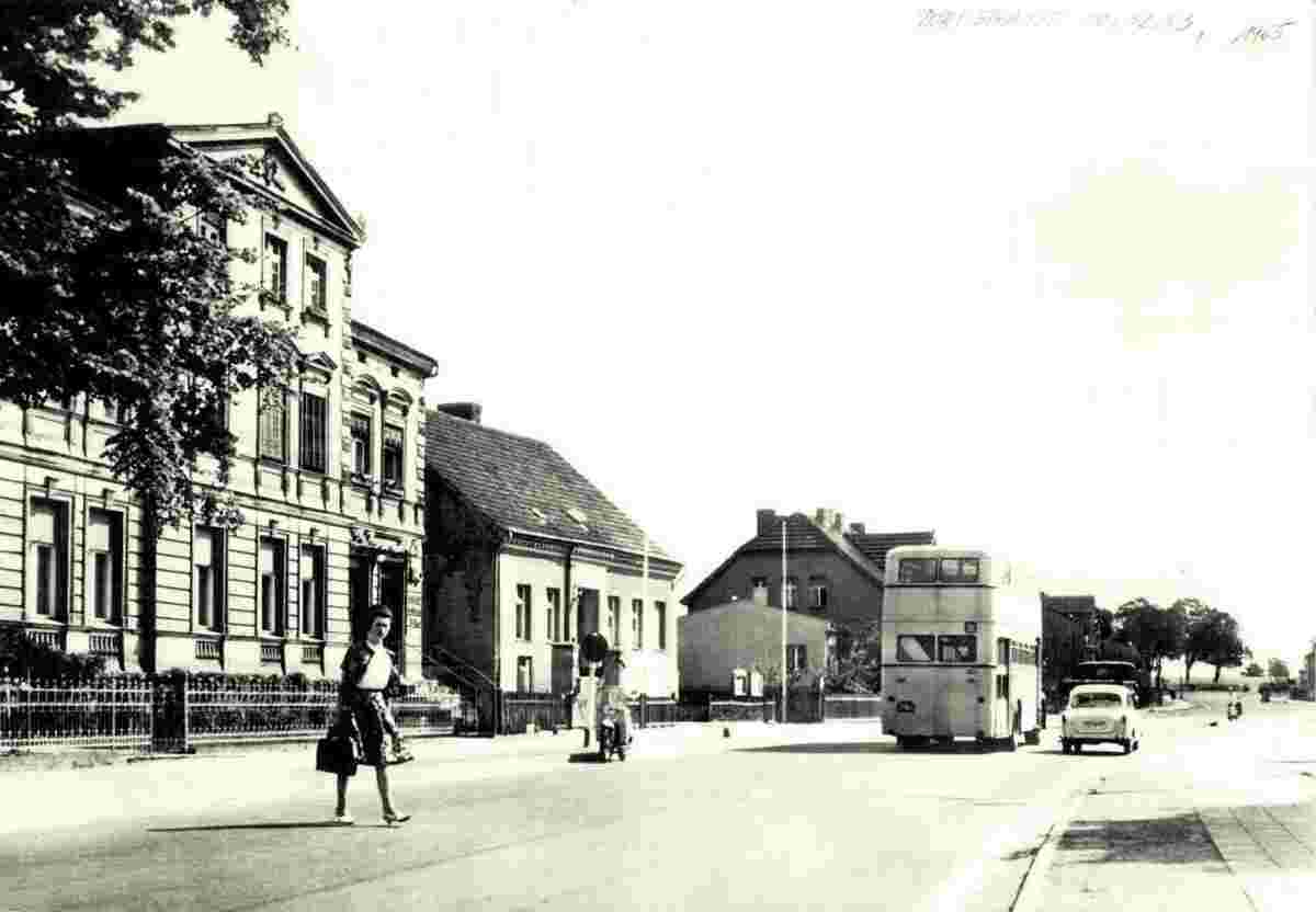 Ahrensfelde. Gebäuden und Doppelstockbus am Dorfstraße, 1965