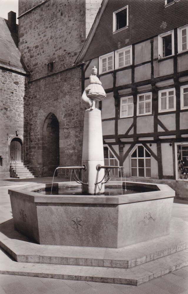 Alsfeld. Kirchplatz, Schwälmer Brunnen, erbaut 1959