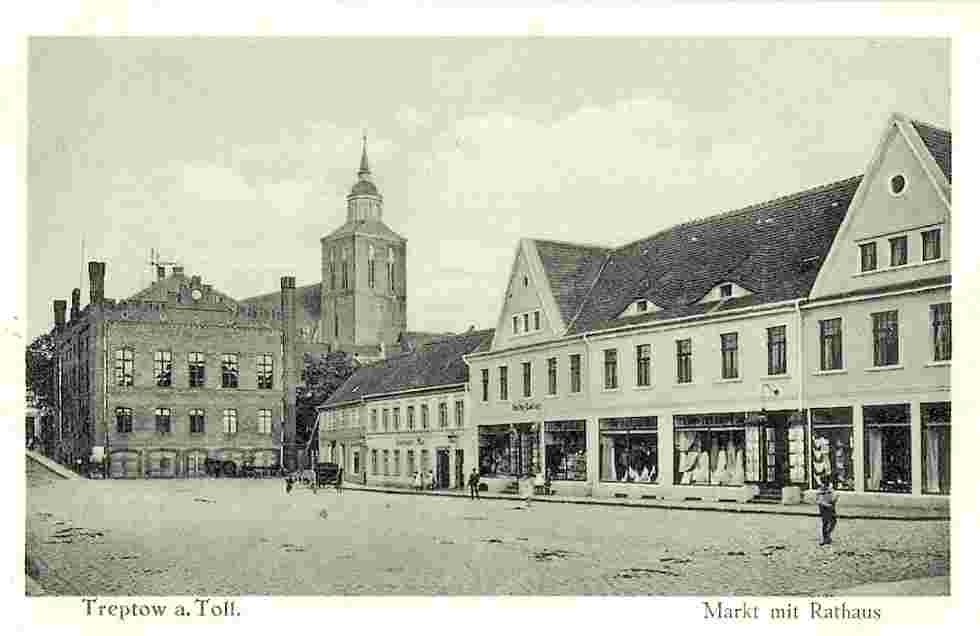Altentreptow. Markt mit Rathaus