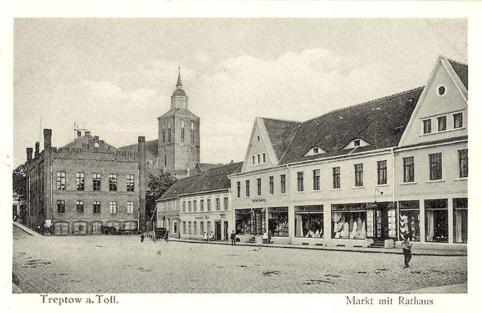 Altentreptow. Markt mit Rathaus