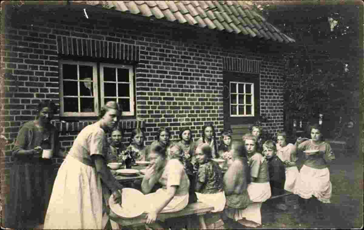 Apen. Augustfehn - Kinder essen zu Pfingsten, 1924