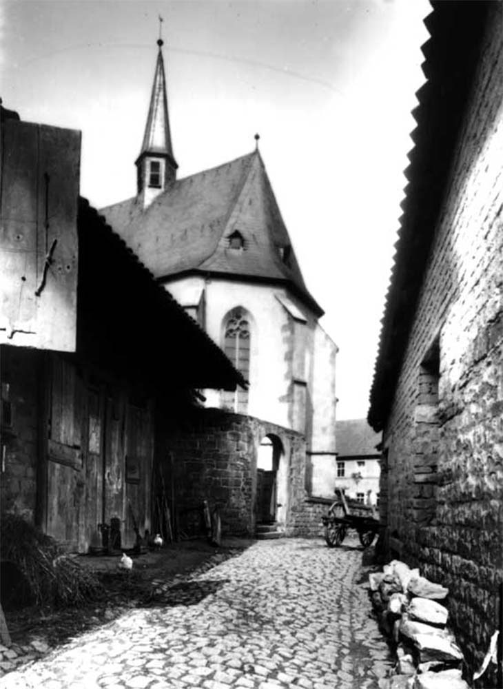 Abtweiler. Blick auf Dorfstraße und Kirche