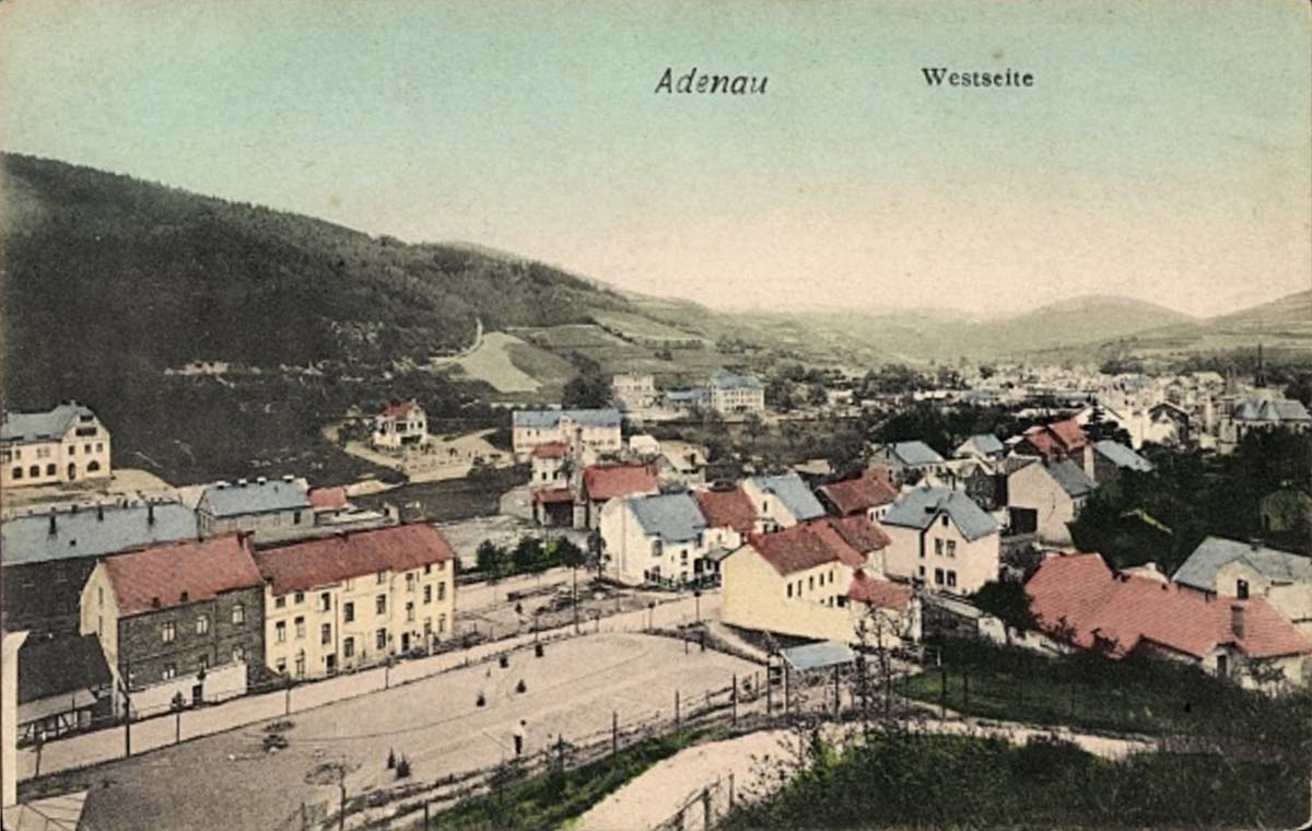Adenau. Panorama auf den Ort mit Umgebung, Westseite
