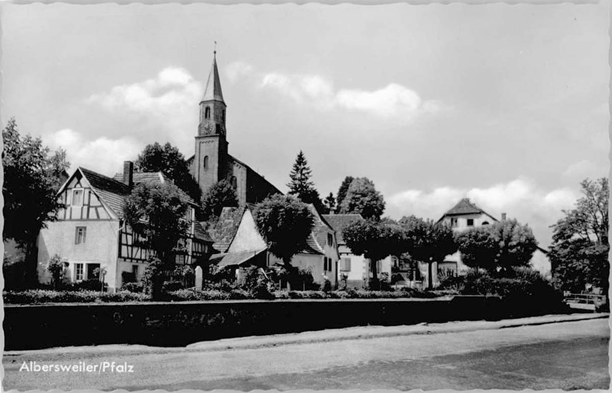 Blick auf Albersweiler mit Kirche