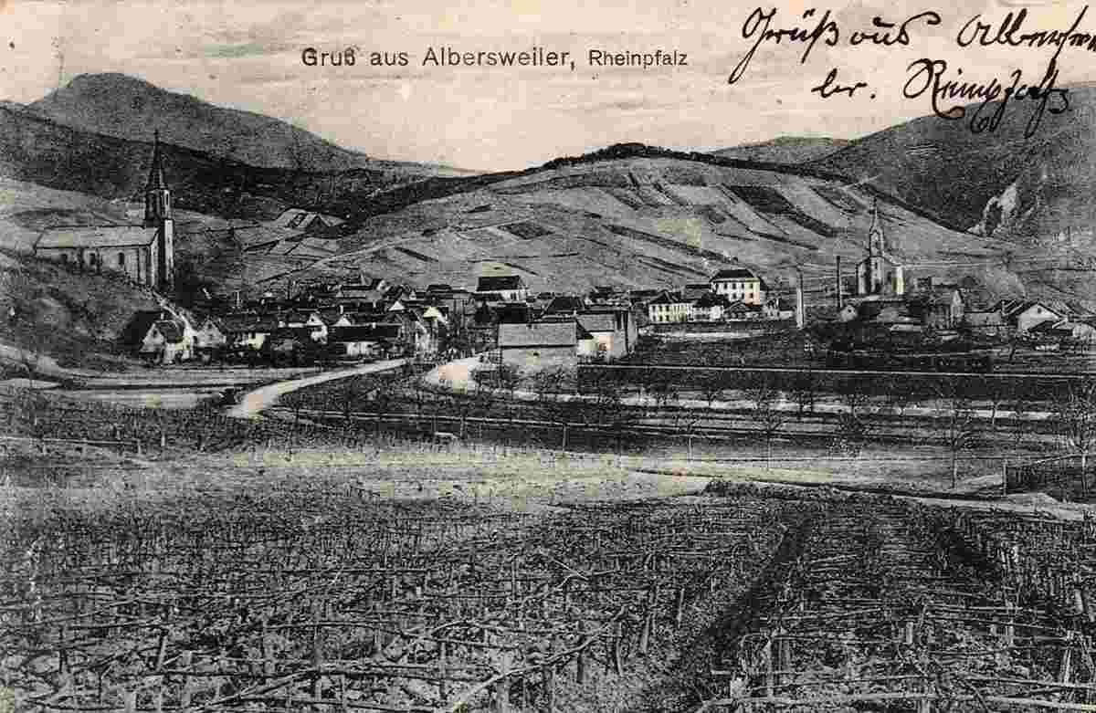 Blick auf Albersweiler mit Kirchen