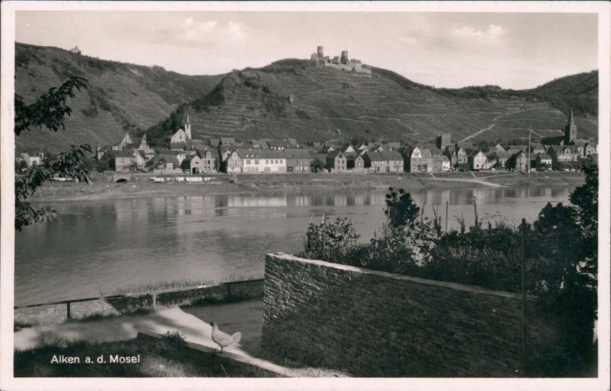 Alken (Untermosel). Blick auf fluss die Mosel und die Stadt mit Burg, 1932