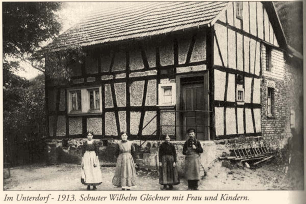 Almersbach. Im Unterdorf - Schuster Wilhelm Glöckner mit Frau und Kinder, 1913