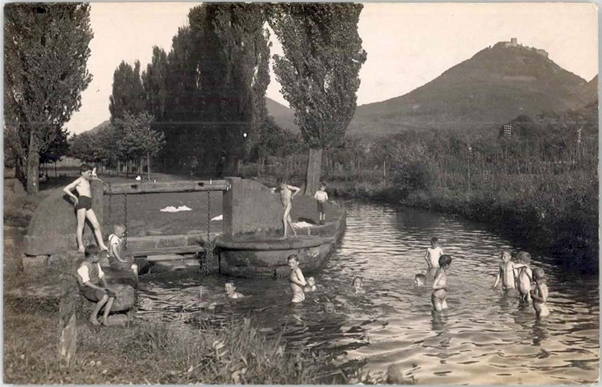 Altenbamberg. Sommer, badende Kinder im Fluss