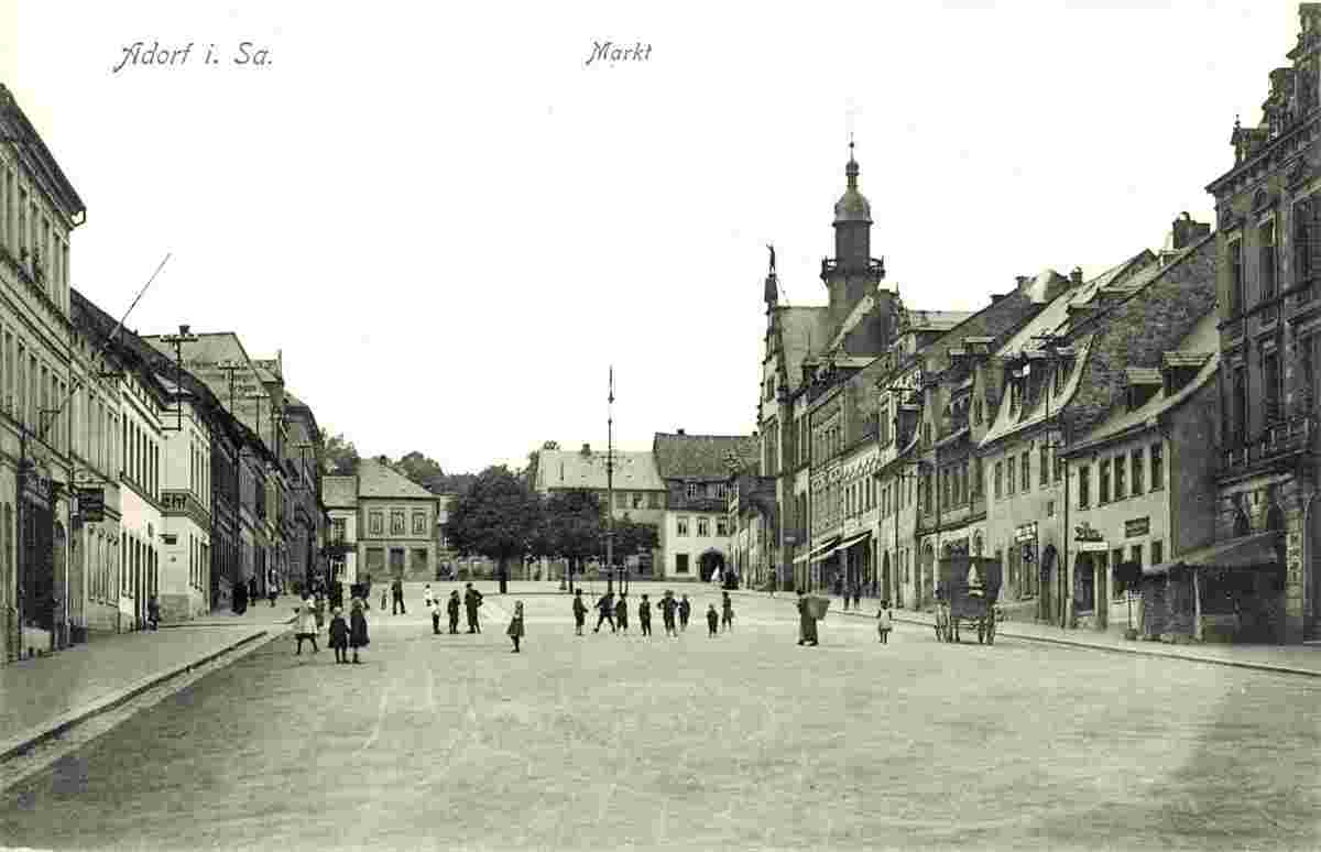 Adorf. Kinder spielen am Marktplatz, 1913