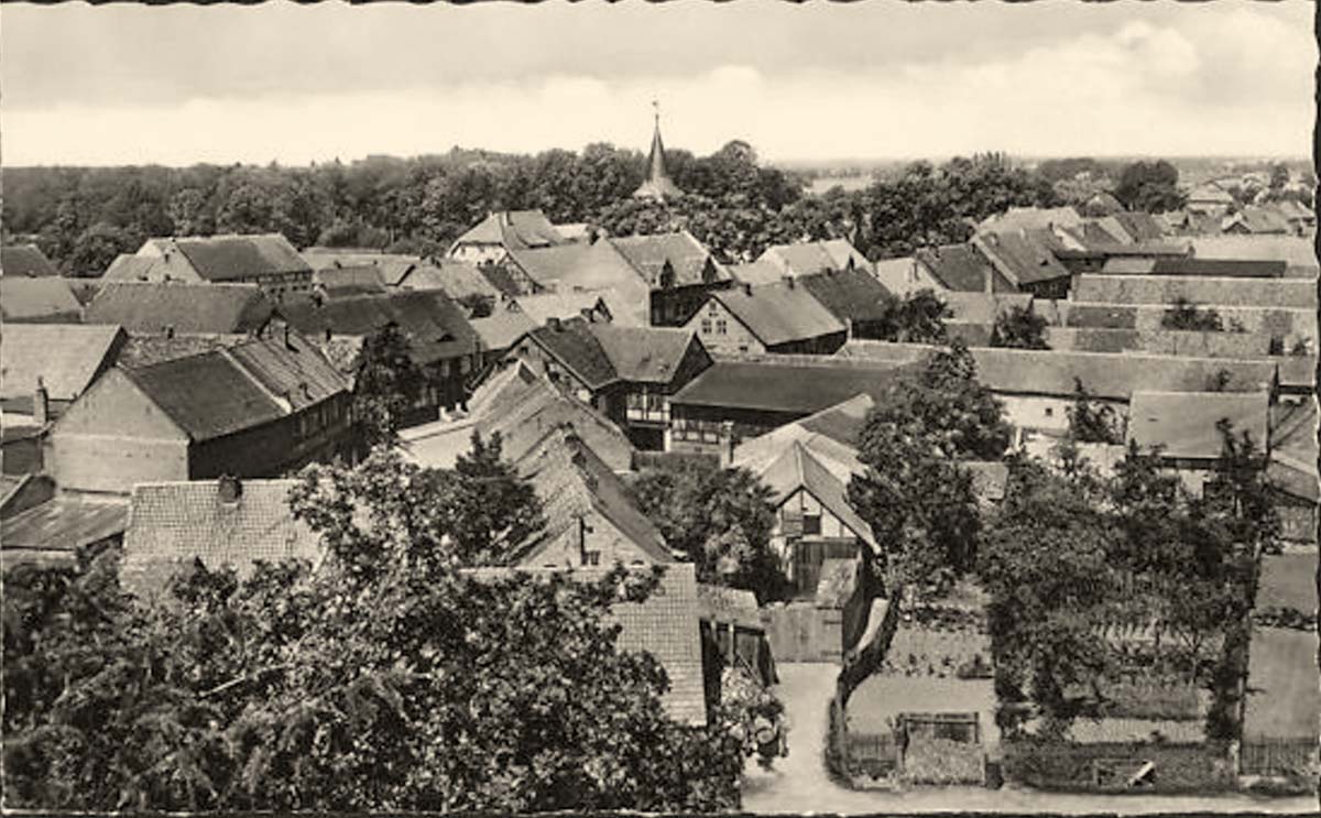 Apenburg-Winterfeld. Apenburg - Panorama von Häuser mit Kirche