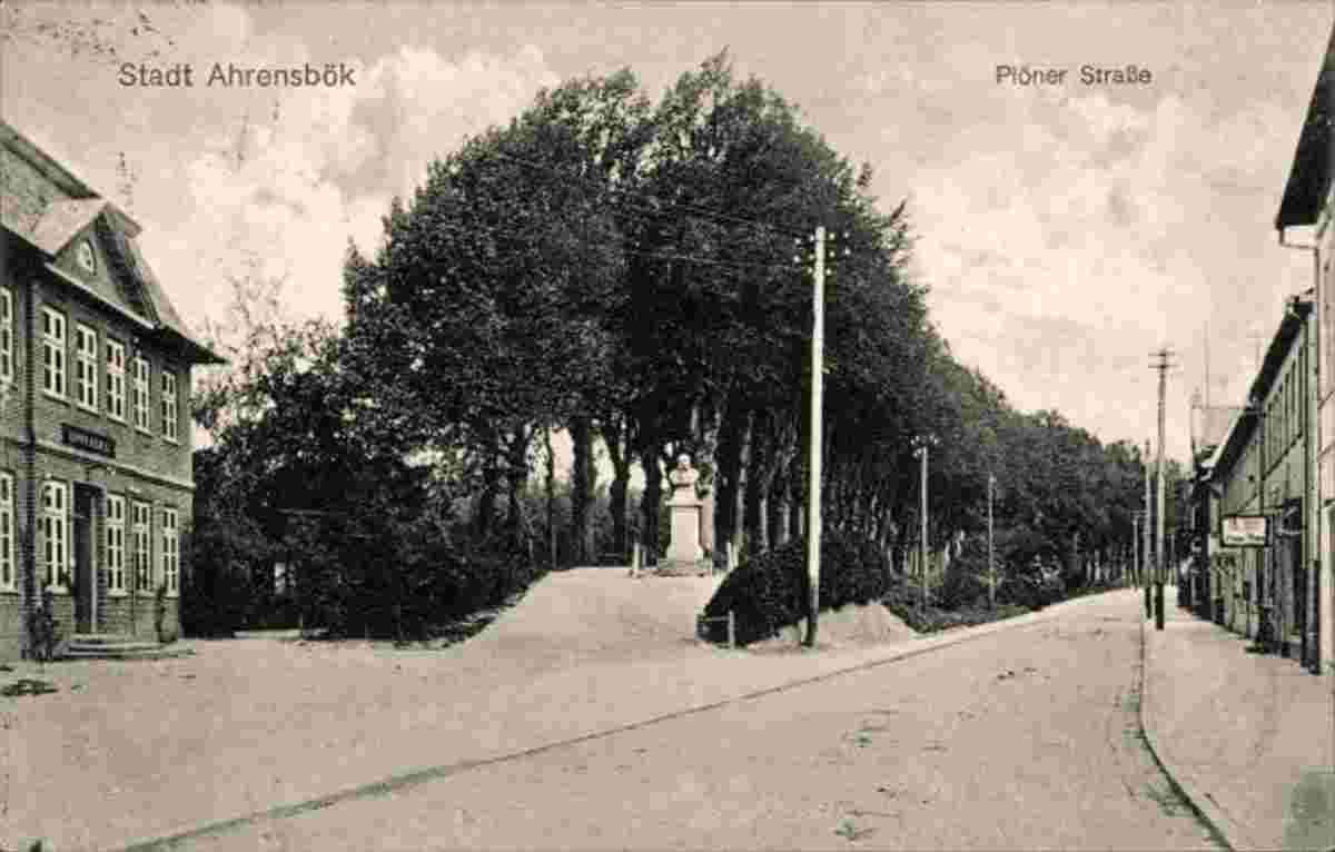 Ahrensbök. Plöner Straße, Apotheke, Denkmal, Geschäfte, 1916