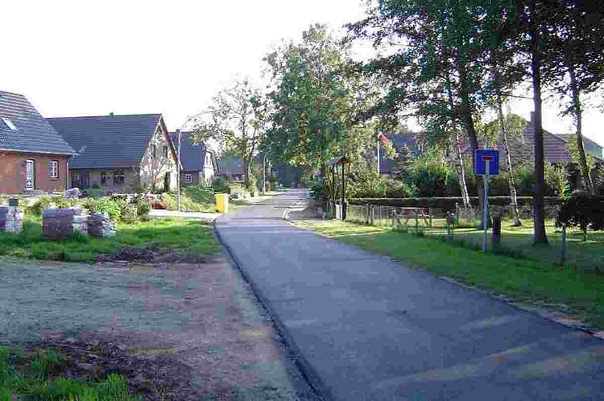 Ahrenviölfeld. Blick auf Dorfstrasse
