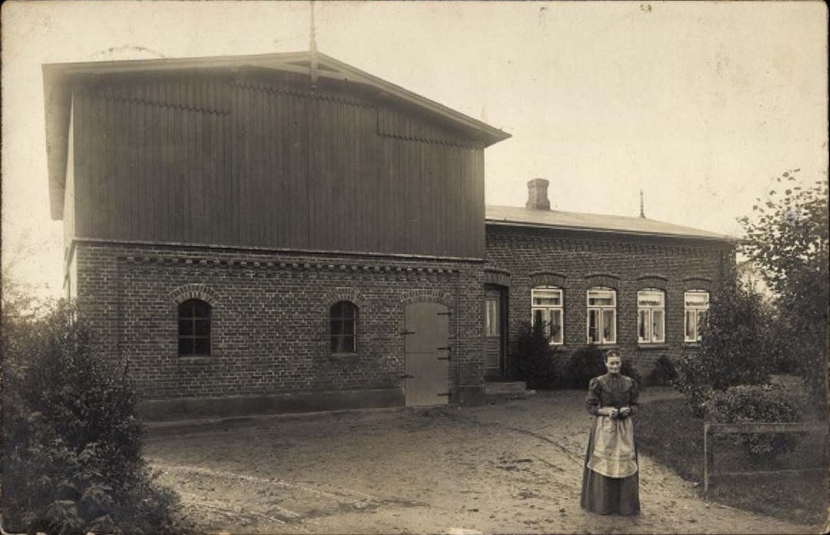 Ausacker. Blick auf einen Hof, Bewohnerin, 1913