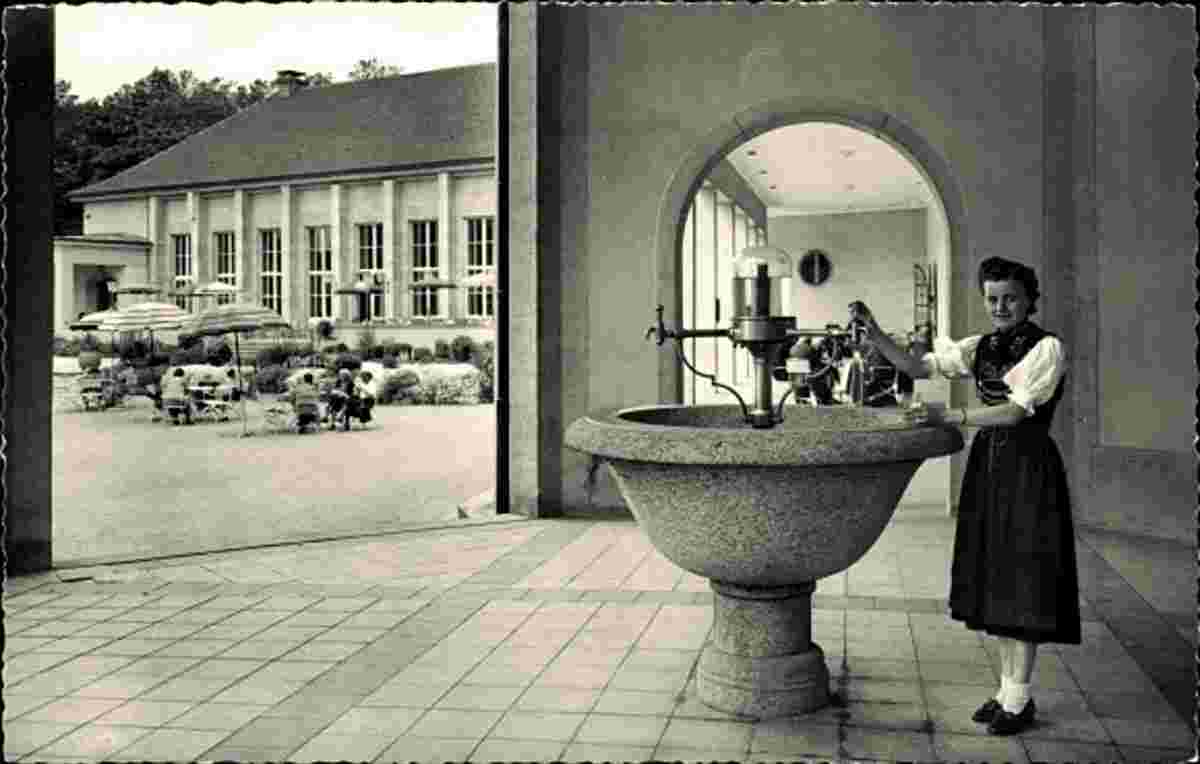 Bad Dürrheim. Brunnenhalle, Frau in Tracht