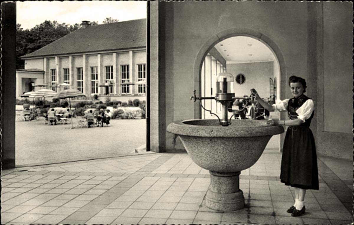 Bad Dürrheim. Brunnenhalle, Frau in Tracht, 1958