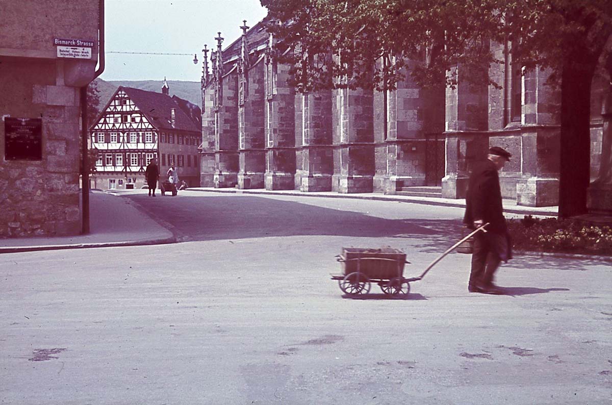 Bad Urach. Blick zur Amanduskirche, Bismarckstraße, um 1940s