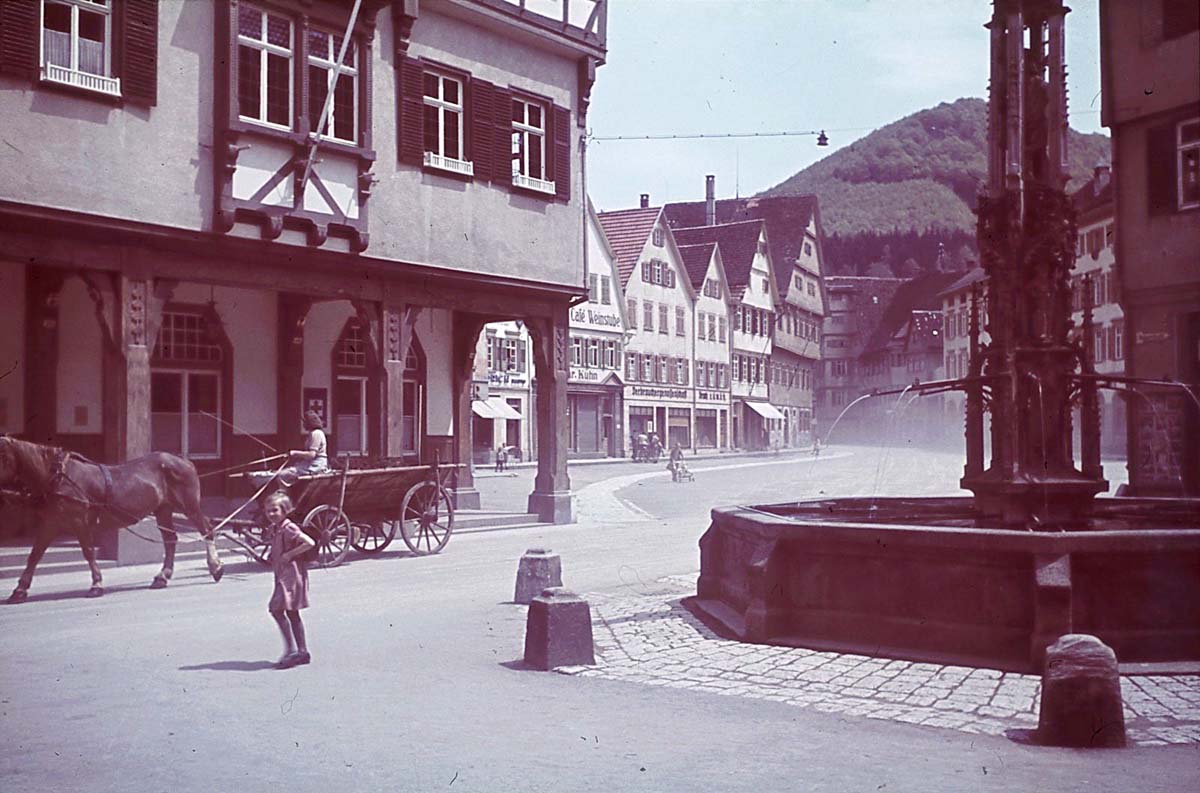 Bad Urach. Marktplatz, Rathaus und Marktbrunnen, um 1940s