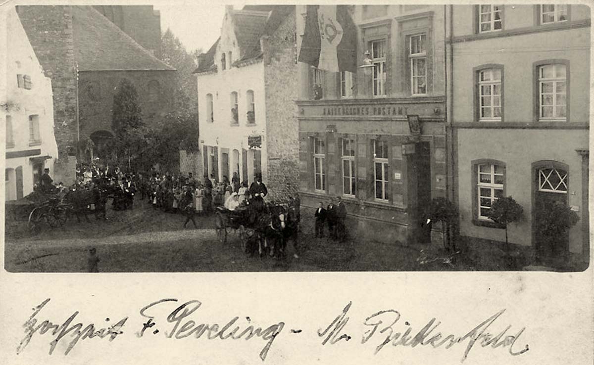 Birkenfeld. Panorama von Straße, Postamt und Hochzeit, 1905