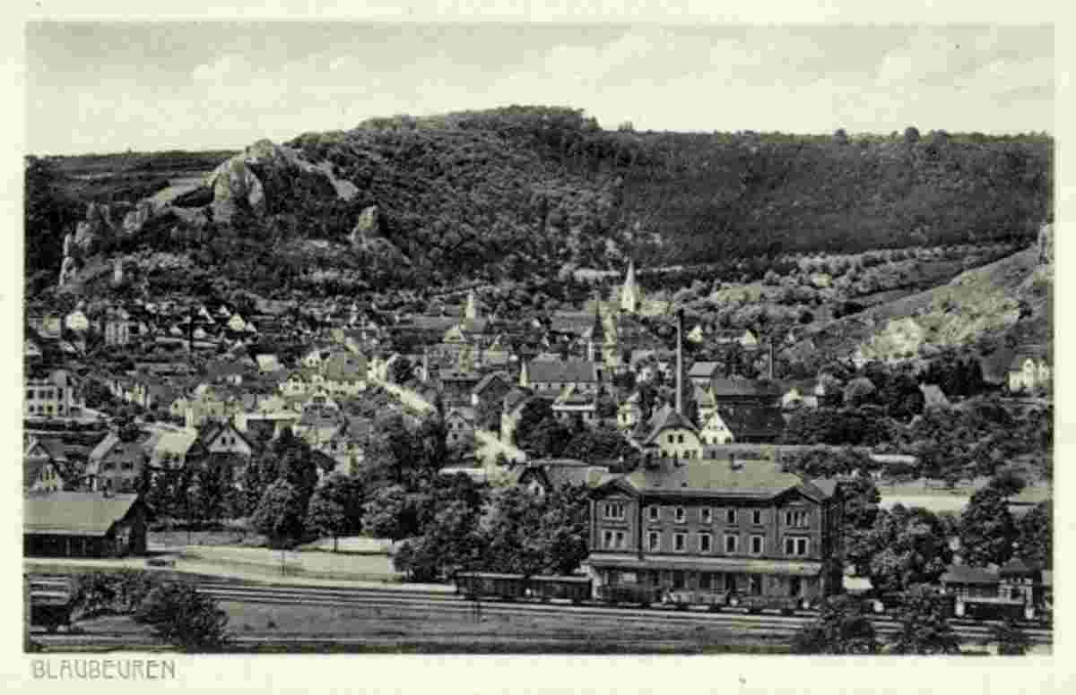 Blaubeuren. Panorama von Ortschaft und Eisenbahn