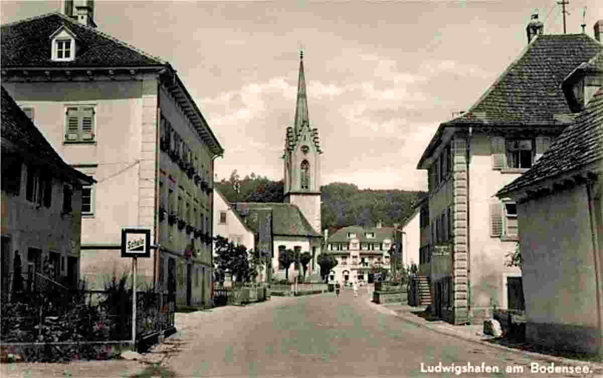 Bodman-Ludwigshafen. Dorfstraße mit Kirchturm