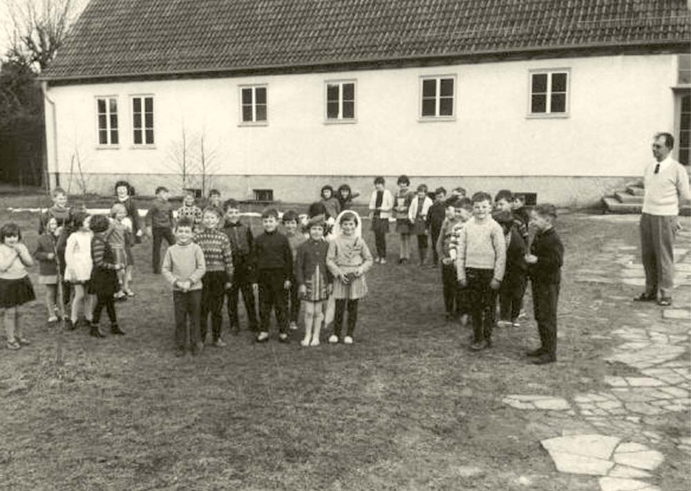 Bubsheim. Kinder im Schulhof