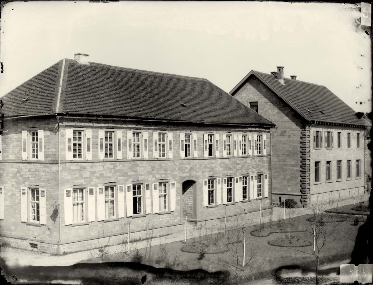 Buchen (Odenwald). Am 10. November 1845 eröffnete die 'Höhere Bürgerschule'