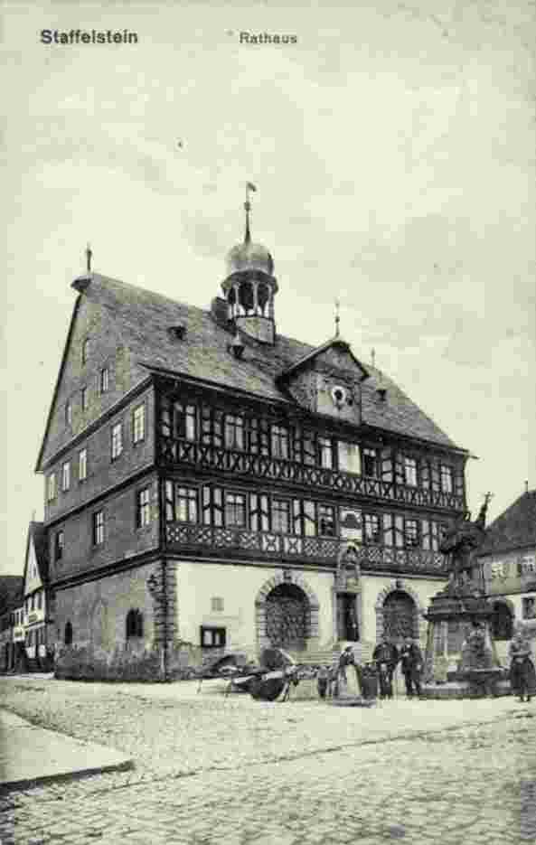 Bad Staffelstein. Rathaus und Denkmal am Markt