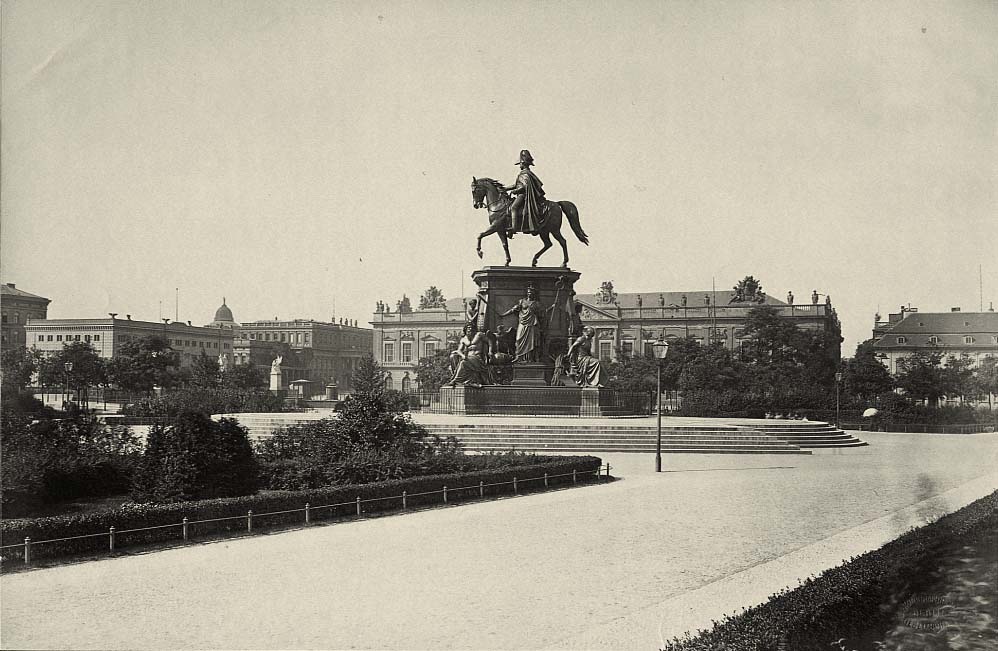 Berlin. Denkmal Friedrich Wilhelm III im Lustgarten
