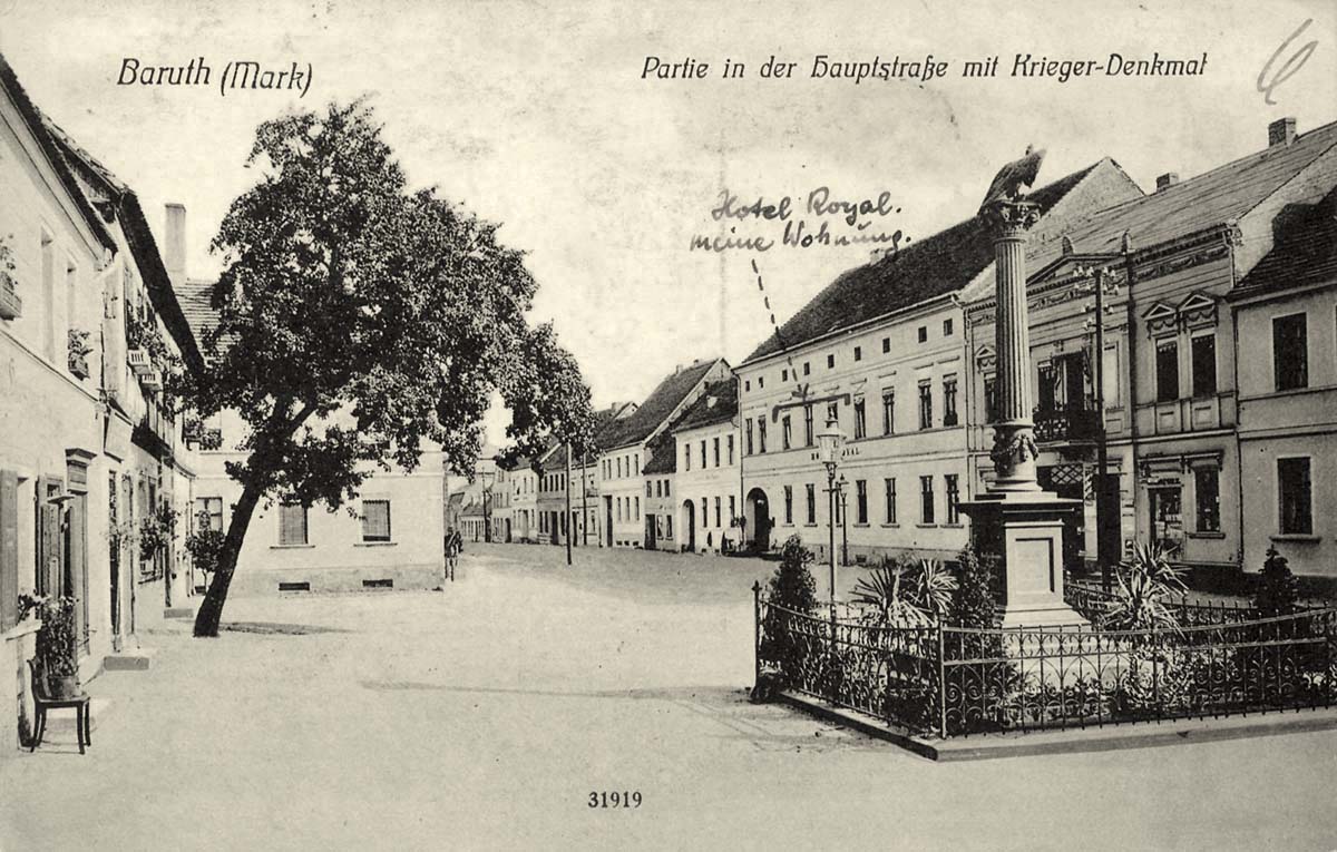 Baruth (Mark). Hauptstraße mit Kriegerdenkmal