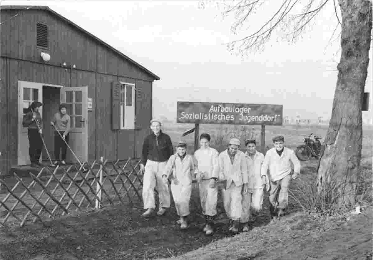 Bleyen-Genschmar. Genschmar - Teilnehmer auf Bau eines Jugenddorfes, 1958