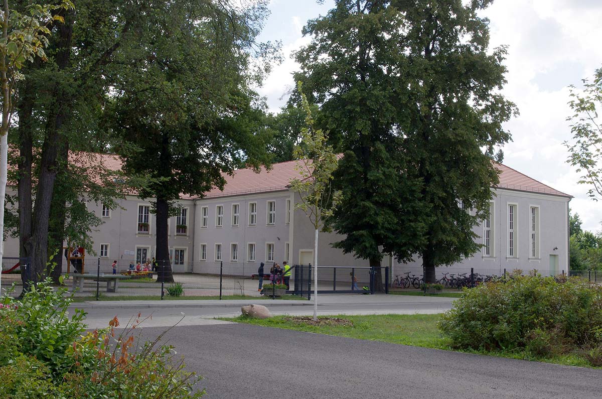 Briesen (Spreewald). Schule, Schulhof, denkmalgeschützt