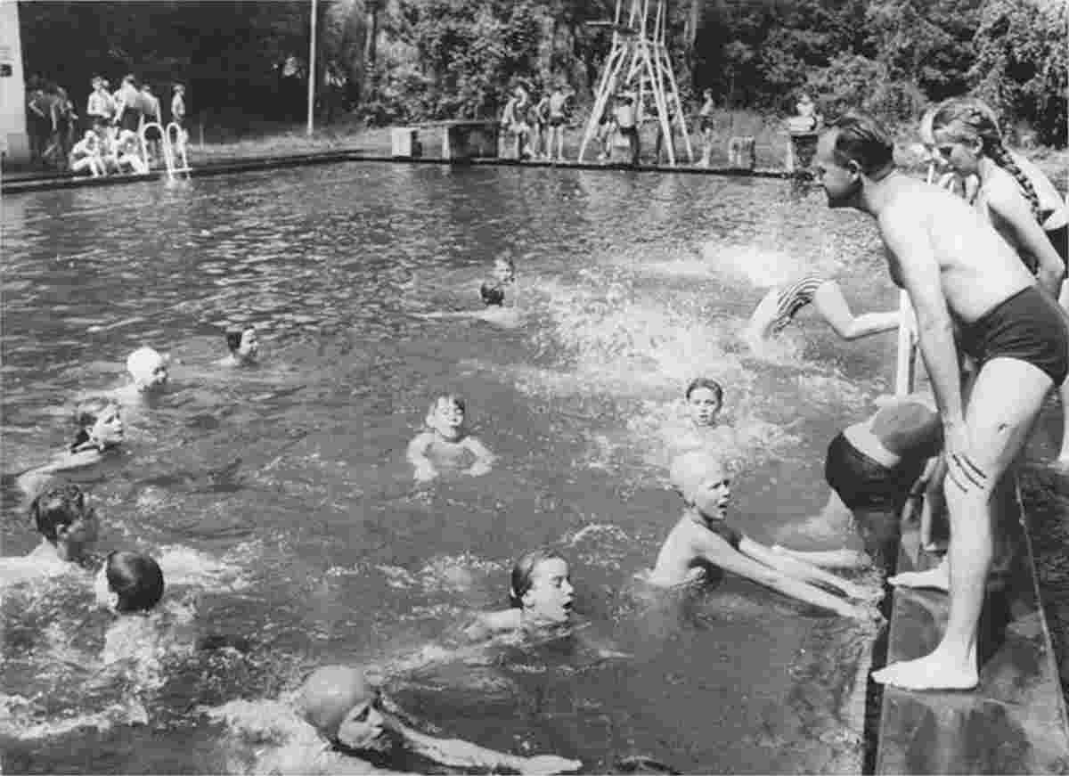 Brieskow-Finkenheerd. Lothar Heinz Hauenschild mit Schülern bei Schwimmmeisterschaft, 1957