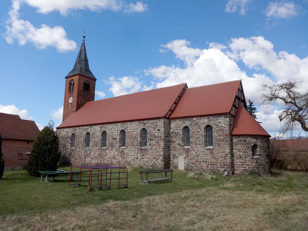 Buckautal. Dorfkirche Buckau entstand um 1200 als romanischer Feldsteinbau