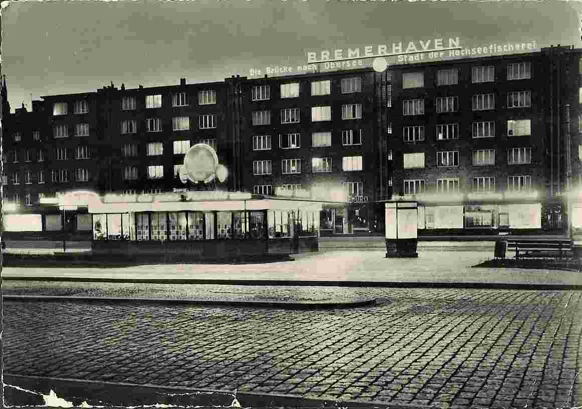 Bremerhaven. Platz vor dem Hauptbahnhof am nacht, 1958