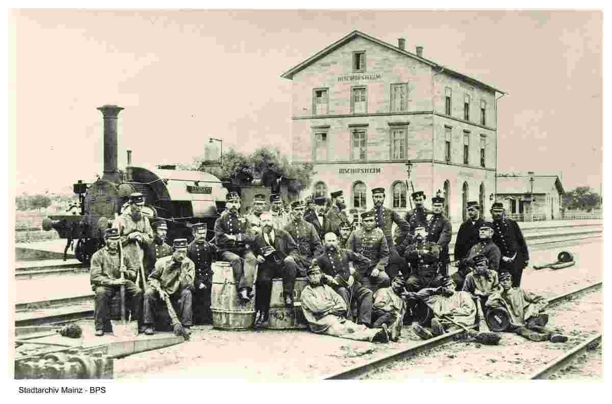 Bischofsheim. Bahnhofspersonal mit der Rangierlokomotive 'Landskron', 1867