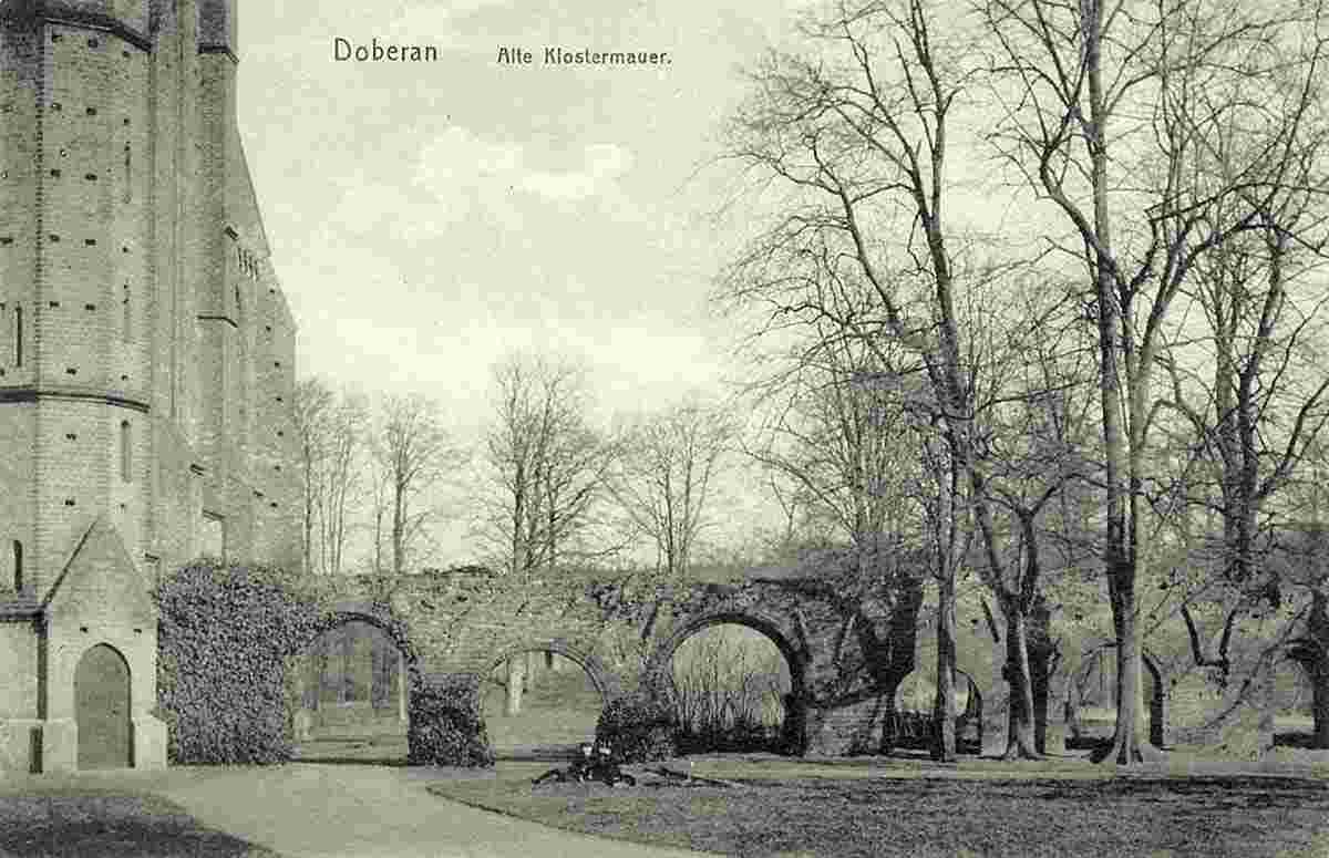 Bad Doberan. Alte Klostermauer