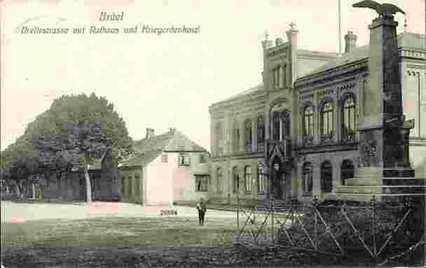 Brüel. Breite Straße mit Rathaus und Kriegerdenkmal