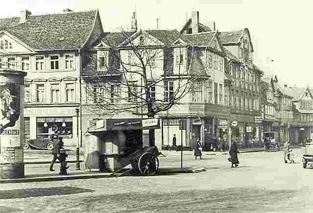 Braunschweig. Verkehrsinsel mit Schillereiche und Kiosk, rechts die Straße Rosenhagen, 1938