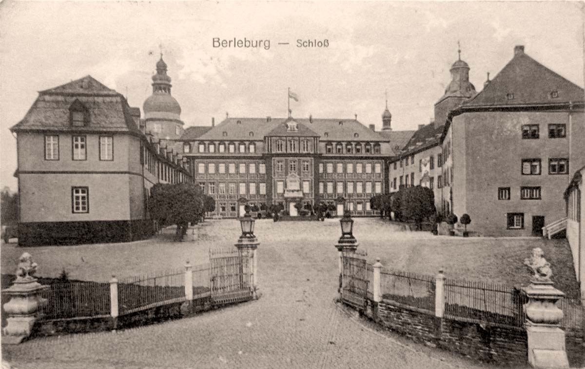 Bad Berleburg. Eingang zum Schloß, 1918