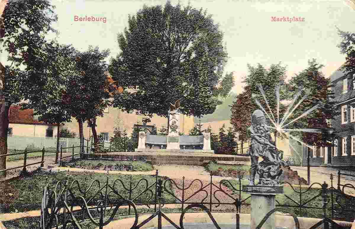 Bad Berleburg. Marktplatz mit Brunnen und Denkmal